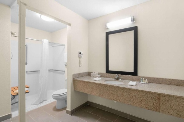 Quality Inn image 20